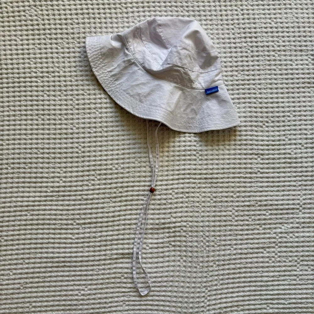 Wallaroo Piper Women’s White Cotton Bucket Hat, UPF 50, Drawstring & Packable - Picture 1 of 4